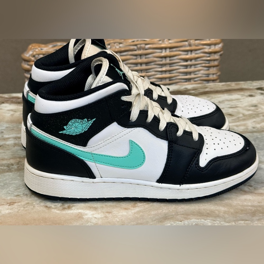 Youth NIKE Air Jordan 1 Mid high top sneakers- green glow/white/black. Size 6.5Y - Picture 2 of 10